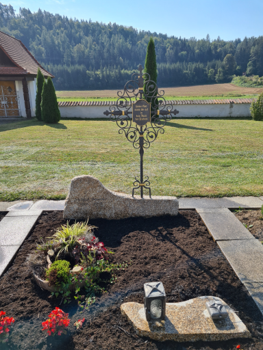 Eisenkreuz auf Granit
