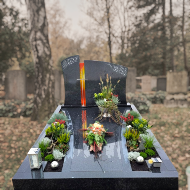 Doppelgrabstein mit Glasstreifen und Kreuz