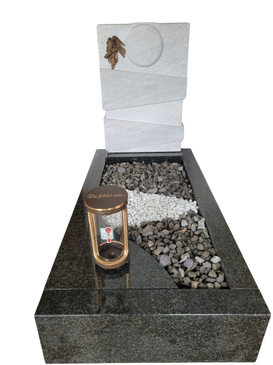 Handgearbeiteter Marmorgrabstein mit dunklem Granitunterbau